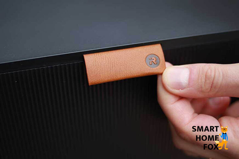 Lederlasche der Absaugstation des iRobot Roomba j7+ ist in der Nahaufnahme zu sehen